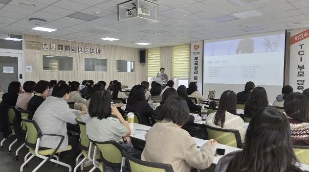 2025학년 부모공감 토크콘서트 강의 진행 사진
