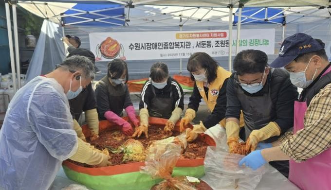 사랑을 만드는 사람들 봉사회, 수원시 장안구 조원1동에 김장김치 50박스 기탁