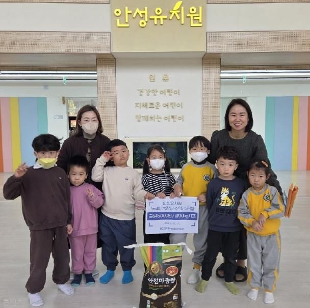 안성시동부무한돌봄네트워크팀, 안성유치원 녹색나눔장터 수익금 전달 받아