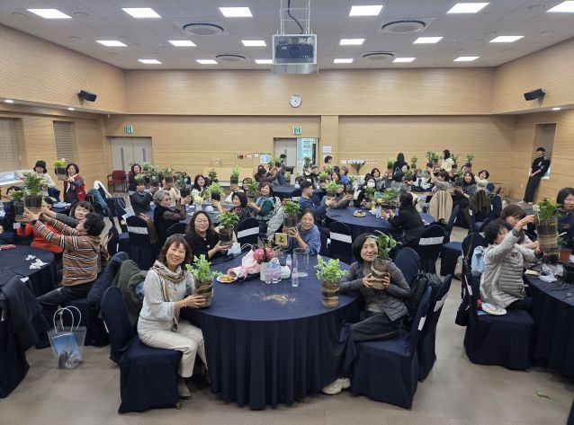 도시농업 참여자들과 유관기관 관계자 등이 ‘2025년 도시농업 종합평가회’에서 함께하고 있다.