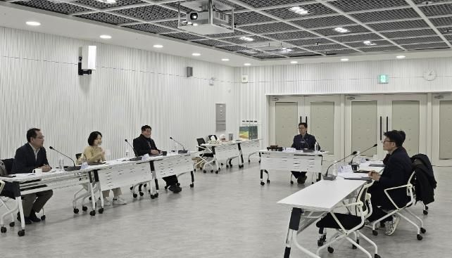 수원시가 ‘2025년 수원시 수목원 운영자문위원회 회의’를 열고 있다.
