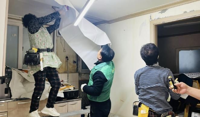 수원시 팔달구 매교동 새마을지도자협의회, 홀몸어르신을 위한 도배장판 지원사업 진행