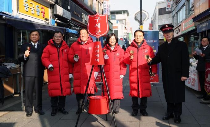 안성시, 희망의 종소리 울려 퍼져... 2025년 구세군 자선냄비 시종식 개최