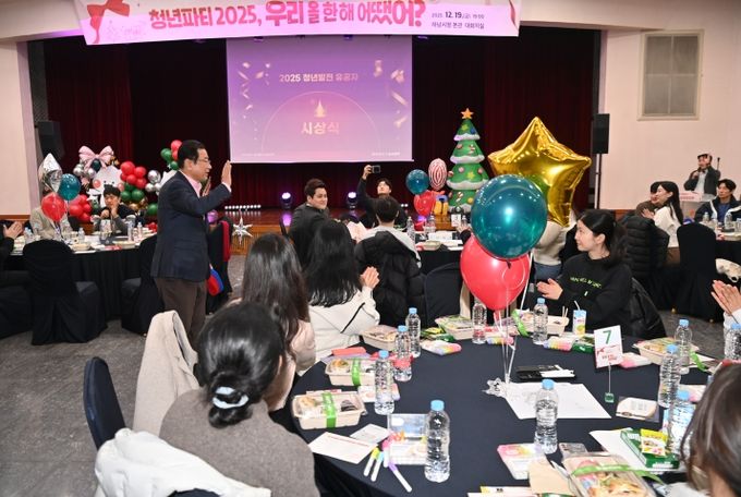 19일, 하남시청 본관 상황실에서 개최된 ‘2025년 청년활동 성과공유회’에서 이현재 하남시장이 참석자들과 인사를 나누고 있다.