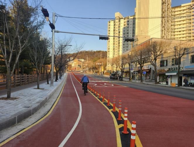 자전거 도로가 조성되고, 2차로로 확장된 광교산로