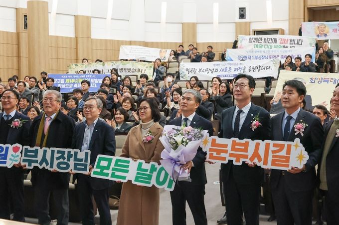 29일 열린 정구원 화성특례시 제1부시장 퇴임식에서 참석자들이 기념촬영을 하고 있다