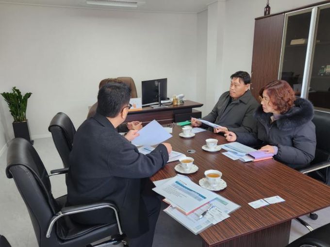 제일클린업㈜ 관계자들과 간담회 중인 평택시 안중출장소 문종호 소장(오른쪽에서 2번째)과 환경위생과 최영미 과장(오른쪽 1번째)