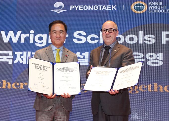 왼쪽 정장선 평택시장, 오른쪽 데이빗 오버튼 애니라이트 스쿨 이사장