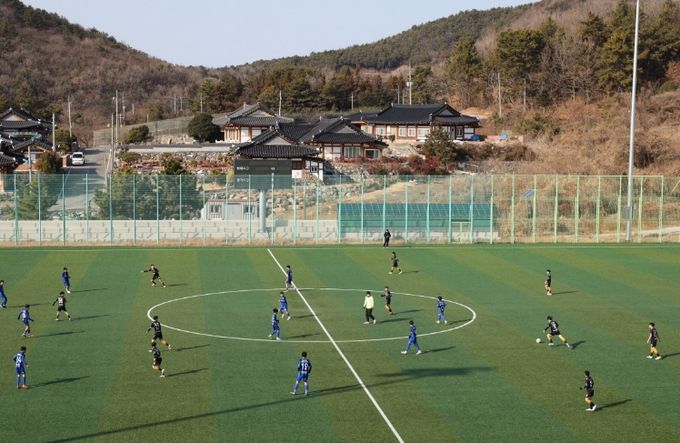고흥군, 동계 전지훈련‘최적지’ 입증... 지역경제 ‘활짝’ - 김태영 축구장