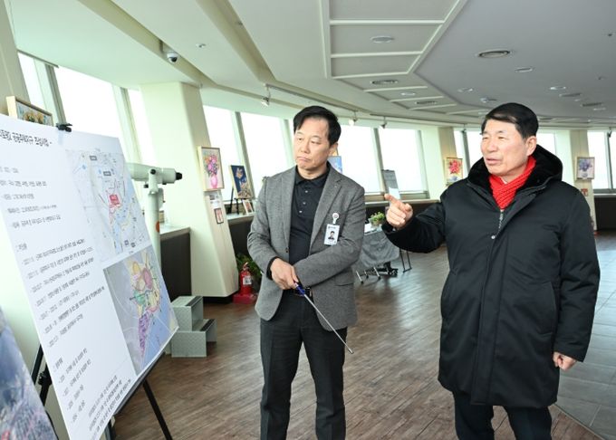 구리토평한강 공공주택지구 스마트 그린시티 사업 현황을 보고받고 있는 백경현 구리시장