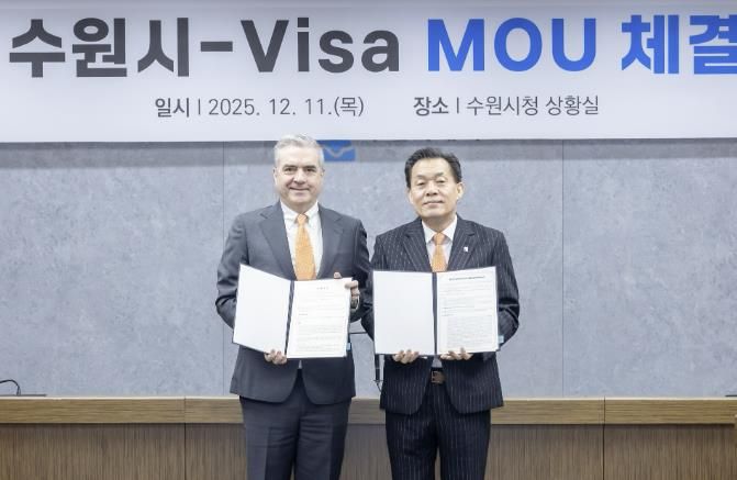 지난해 12월 이재준 수원시장(오른쪽)과 패트릭 스토리 비자 코리아 사장이 중소기업 수출결제 간소화 협약을 체결한 후 함께하고 있다.