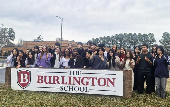 과천시 청소년 미국 어학연수 프로그램 참여 학생들이 벌링턴 스쿨 학생들과 기념사진을 촬영했다