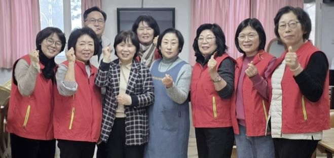 수원시 영통구 매탄1동 지역사회보장협의체, 매탄현대힐스테이트 경로당서 설 맞이 떡국 나눔