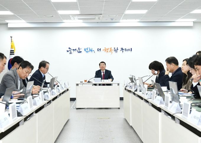 백경현 구리시장 주재로 2026년 상반기 저출생 대책 추진보고회를 개최하고 있다.