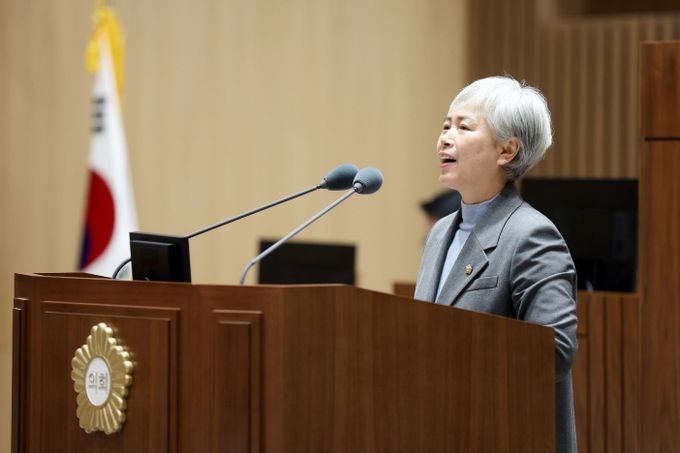 윤경선 수원특례시의회 의원이 제399회 임시회 제1차 본회의에서 5분 자유발언을 하고 있다