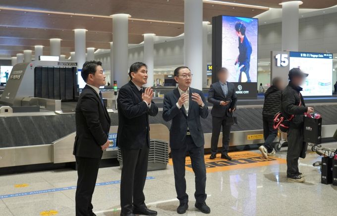 이명구 관세청장(오른쪽)이 20일 대규모 공연을 앞두고 인천국제공항 여객터미널을 찾아 여행자휴대품 통관 현장을 직접 점검하고 있다.