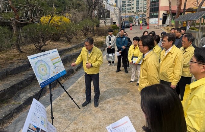 수원시, 행안부 관계자가 현장점검을 하고 있다.