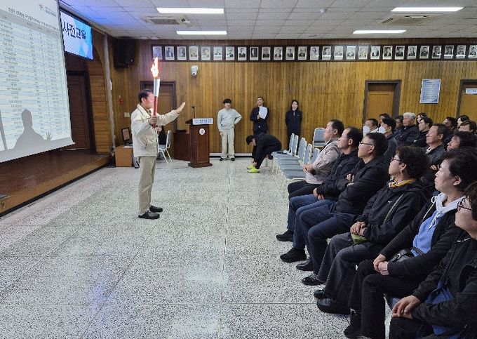 성화 봉송 주자 대상 사전 교육을 진행하고 있다.