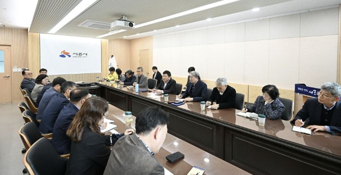 박승삼 시장 권한대행이 6일 시청에서 긴급 간부회의를 열고 발언을 하고 있다