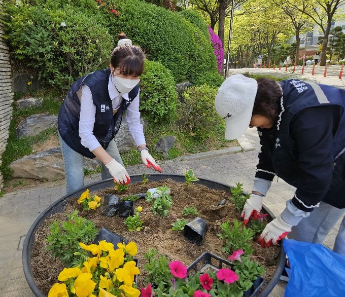 수원시 영통구 영통3동, 새봄맞이 주민과 함께하는 손바닥정원 정비
